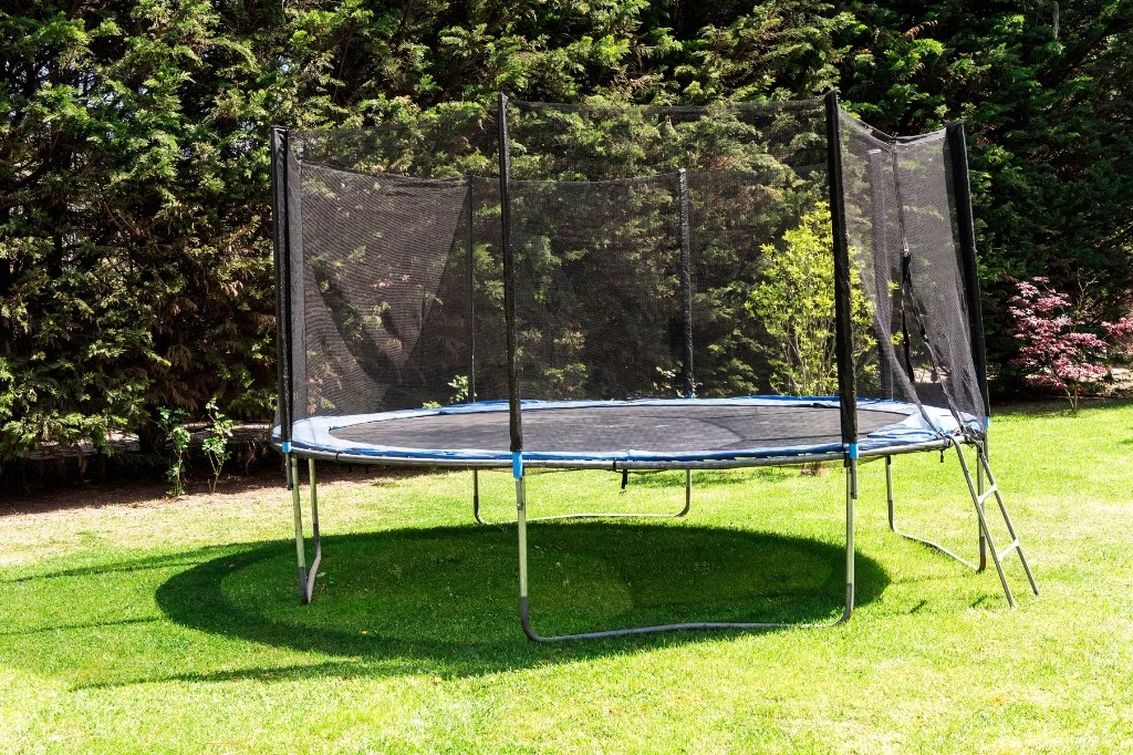 Ebenerdige Trampoline vs- Trampoline mit Standbeinen